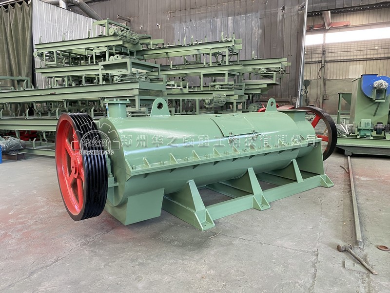 新型有機(jī)肥攪齒造粒機(jī).jpg